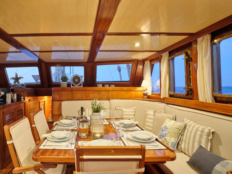 Pronajmout si  Ege Yat Motor Sailer v Alimos
