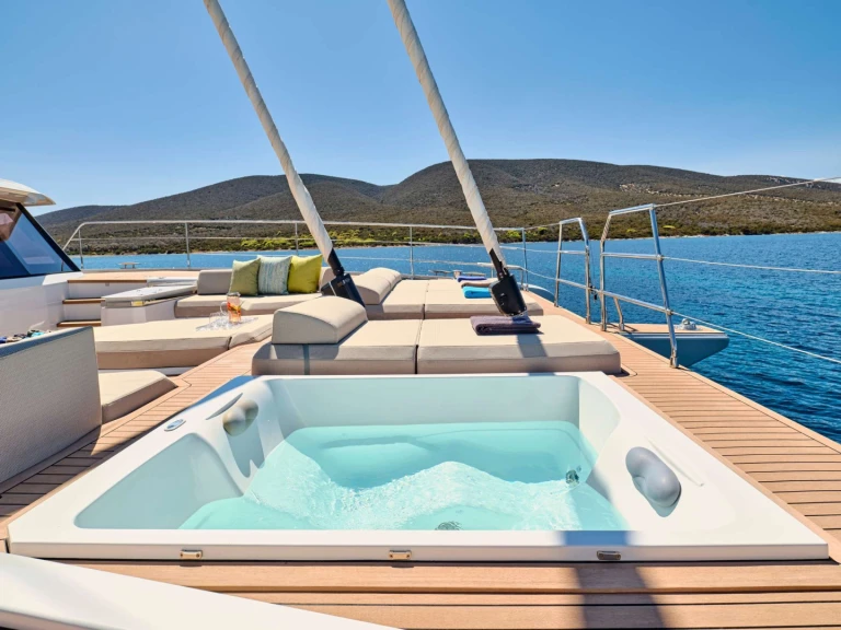 Pronájem lodi Piraeus lákavé ceny Fountaine Pajot Thira 80