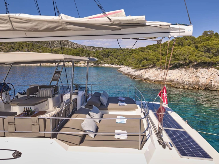 Pronajmout si Fountaine Pajot Fountaine Pajot Alegria 67 (5 cab) v Nea Peramos