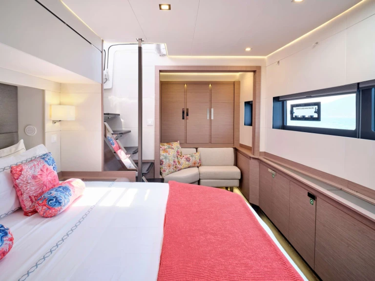 Pronajmout si Fountaine Pajot Fountaine Pajot Alegria 67 (4 cab) v Piraeus