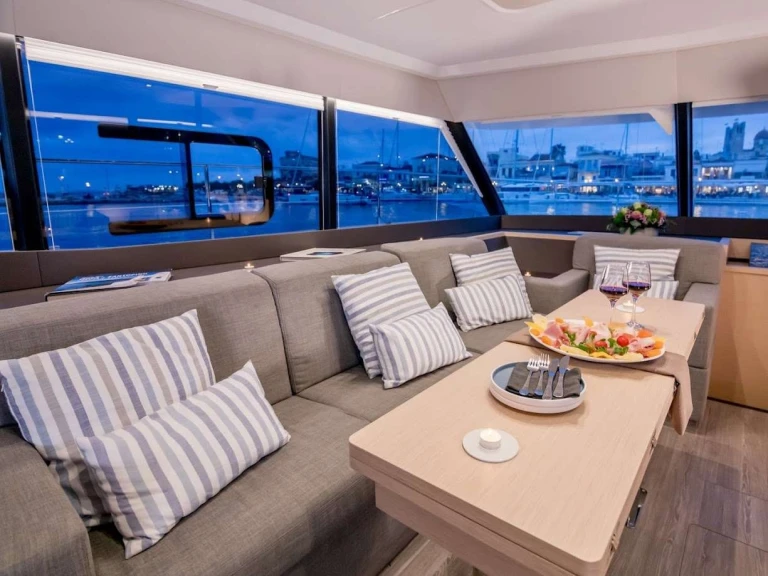 Pronájem Motorová loď Fountaine Pajot s licencí