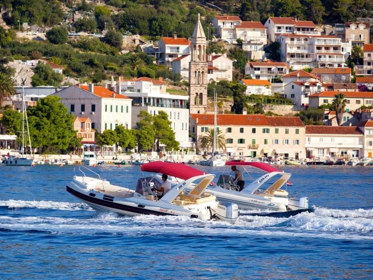 Polotuhá loď k pronájmu v Hvar  za nejlepší cenu