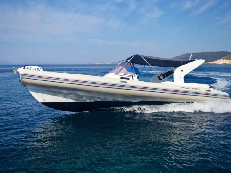 Pronájem lodi Flyer Flyer 828 v Hvar  na Samboatu