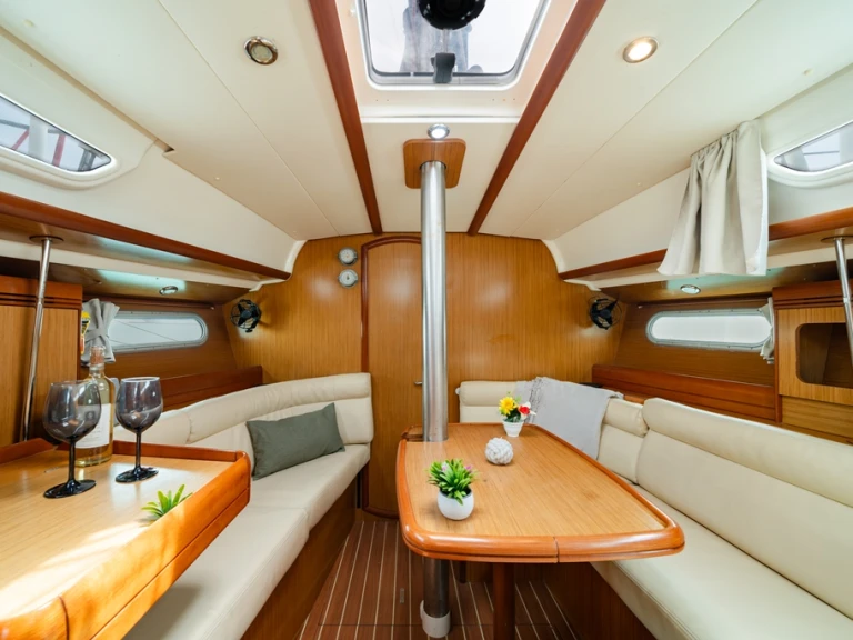 Pronajmout si Jeanneau Sun Odyssey 36i v Nea Peramos