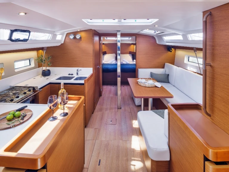Pronajmout si Jeanneau Sun Odyssey 440 v Nea Peramos