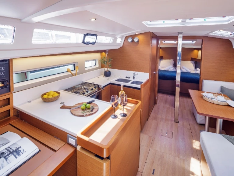 Pronájem lodi Nea Peramos lákavé ceny Sun Odyssey 440