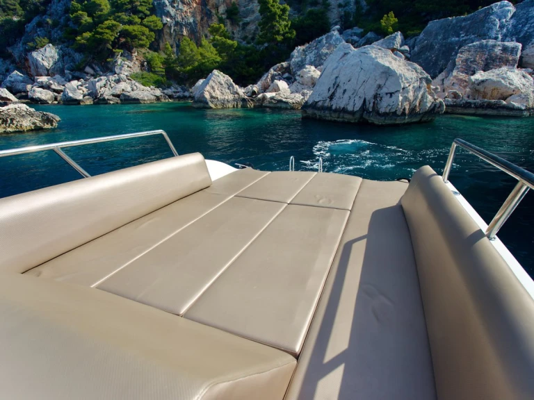 Pronajmout si Aqua-Sport Enzo 35 v Hvar 