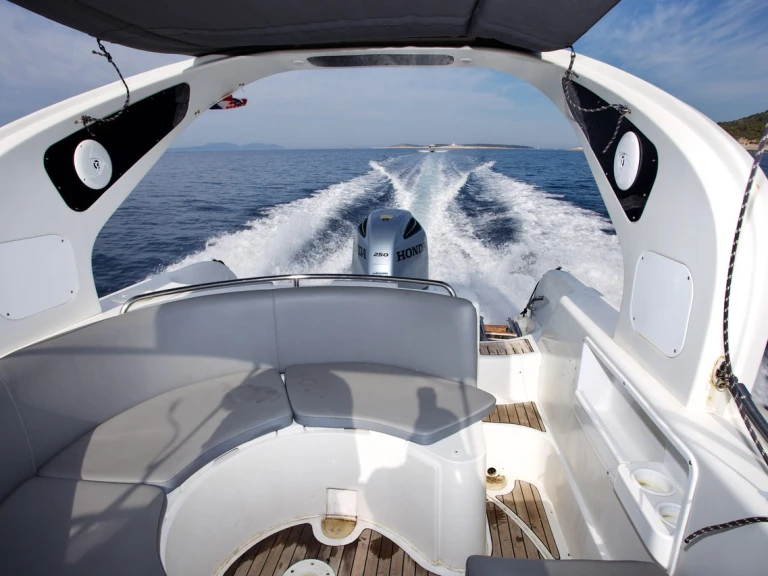 Pronájem lodi Hvar  lákavé ceny Flyer 828