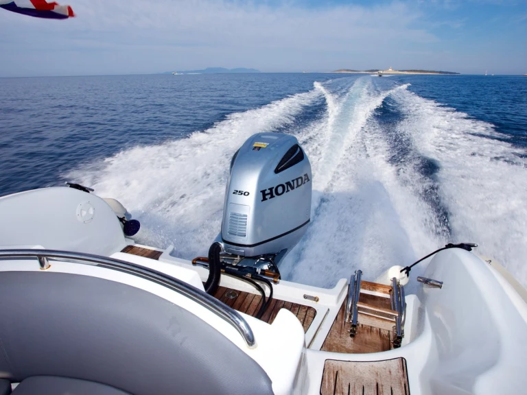Pronájem Polotuhá loď v Hvar  -Flyer Flyer 828