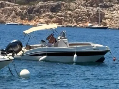 Motorová loď k pronájmu v Saint Paul's Bay za nejlepší cenu