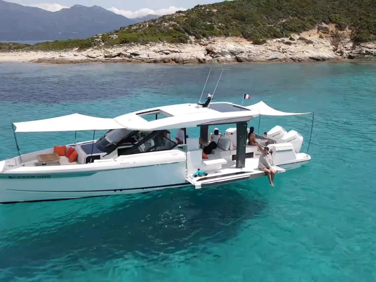 Motorová loď k pronájmu v Golfe de Saint-Tropez za nejlepší cenu