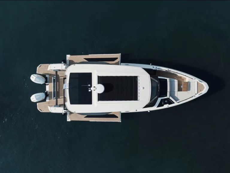 Saxdor Saxdor 400 GTO jednotlivci a charterové společnosti v Golfe de Saint-Tropez