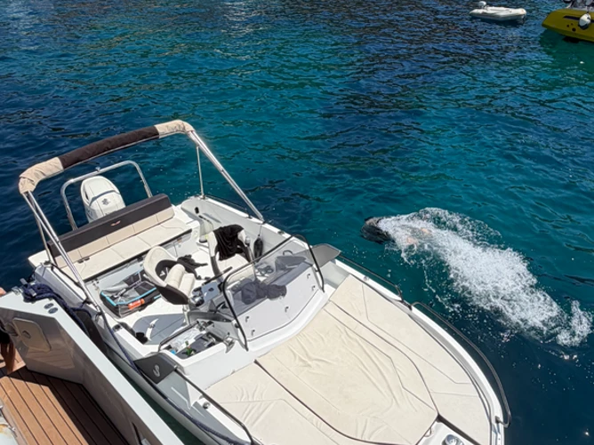 Pronajmout Motorová loď se skipperem či ne Bénéteau v Francie