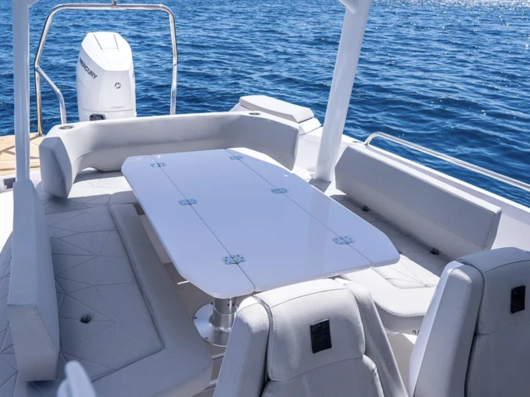 Pronájem lodi Axopar 28 T-Top v Monako na Samboatu
