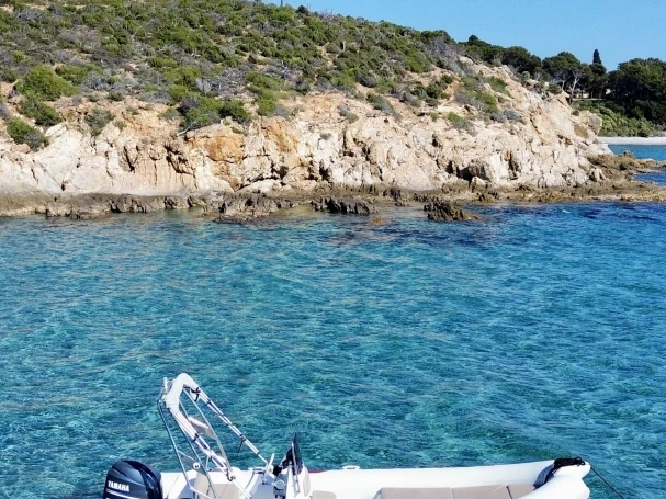 Polotuhá loď k pronájmu v Hyeres za nejlepší cenu