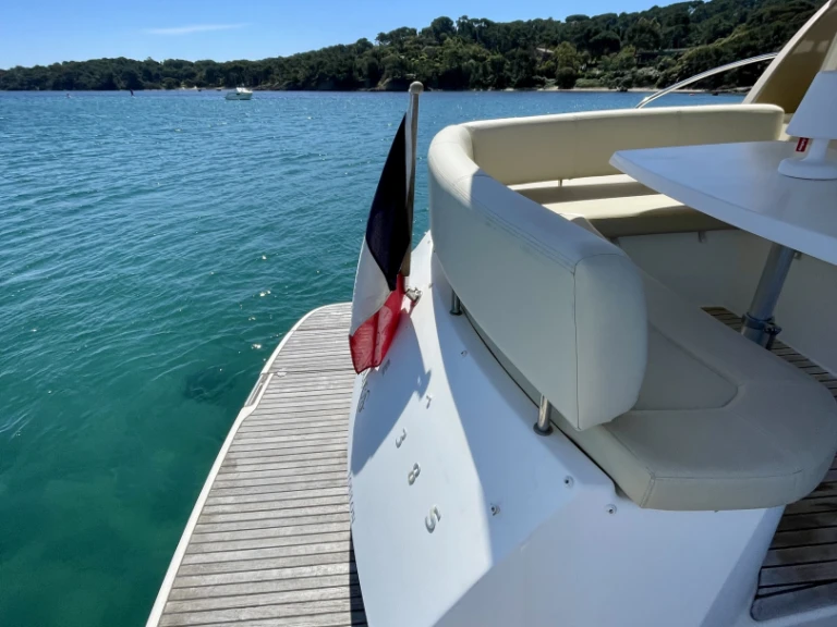 Jeanneau Prestige 38 S jednotlivci a charterové společnosti v Hyeres
