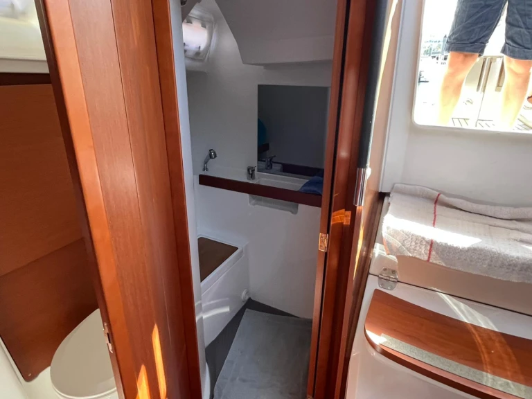 Bénéteau Oceanis 38.1 jednotlivci a charterové společnosti v Les Sables-d'Olonne