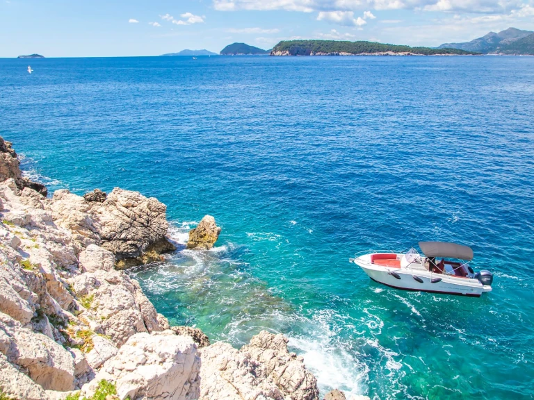Pronájem lodi Dubrovník lákavé ceny open 750