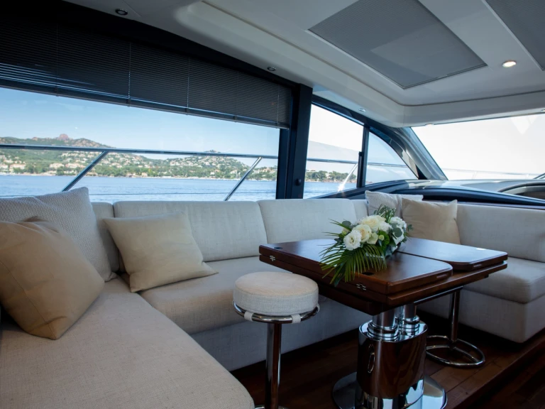 Pronájem lodi Saint Raphael lákavé ceny Princess V55