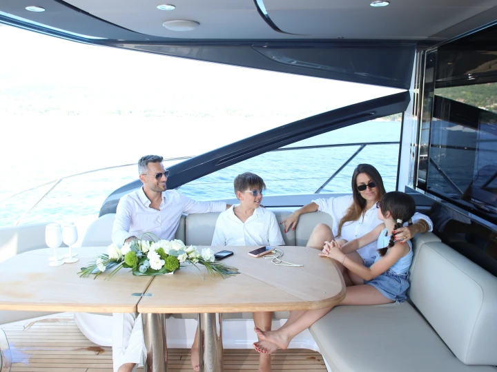 Pronajmout si Princess Princess V55 v Port de Saint Tropez