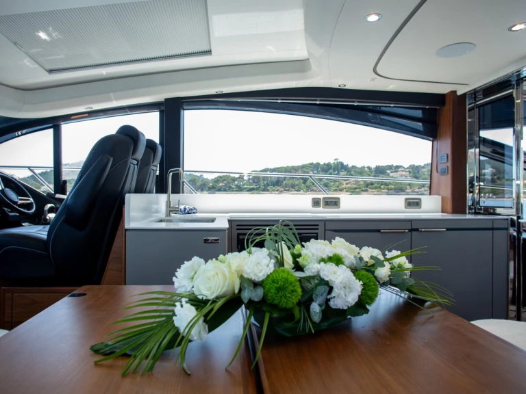 Pronájem lodi Port de Saint Tropez lákavé ceny Princess V55