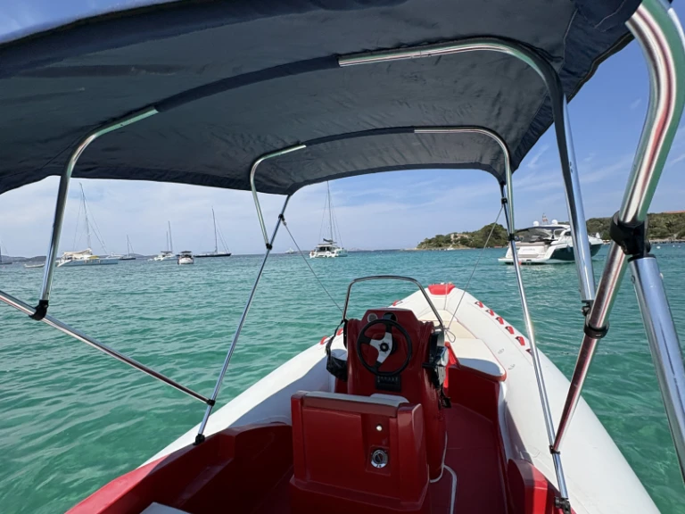 Pronajmout si Magnus 6.20 v Porto Rotondo
