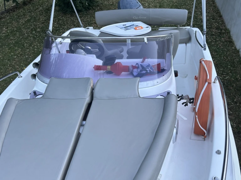Pronájem Motorová loď B2 Marine s licencí