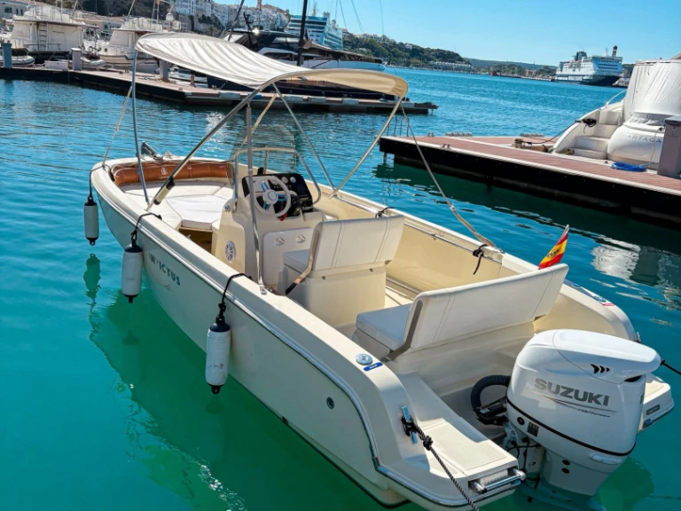 Invictus  Invictus 190 FX jednotlivci a charterové společnosti v Mahon Port