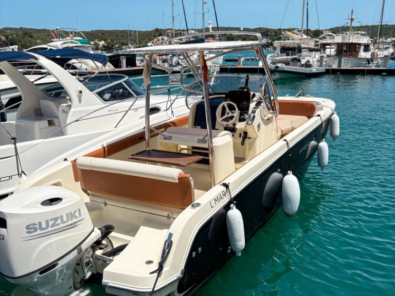 Pronajmout si Invictus  Invictus 240 FX v Mahon