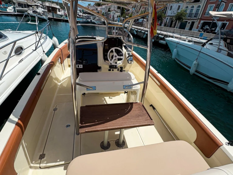 Pronájem lodi Mahon lákavé ceny Invictus 240 FX