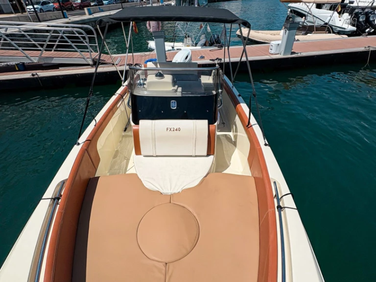 Pronájem lodi Mahon lákavé ceny Invictus 240 FX