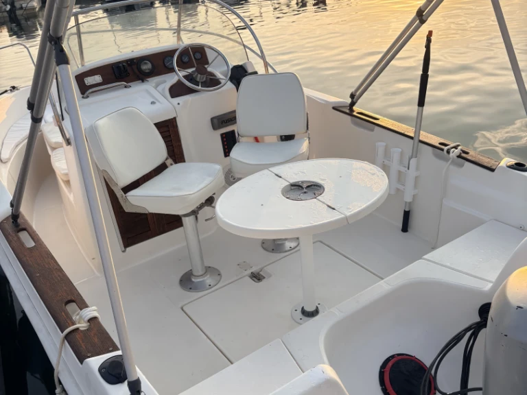 Motorová loď k pronájmu v Six-Fours-les-Plages za nejlepší cenu