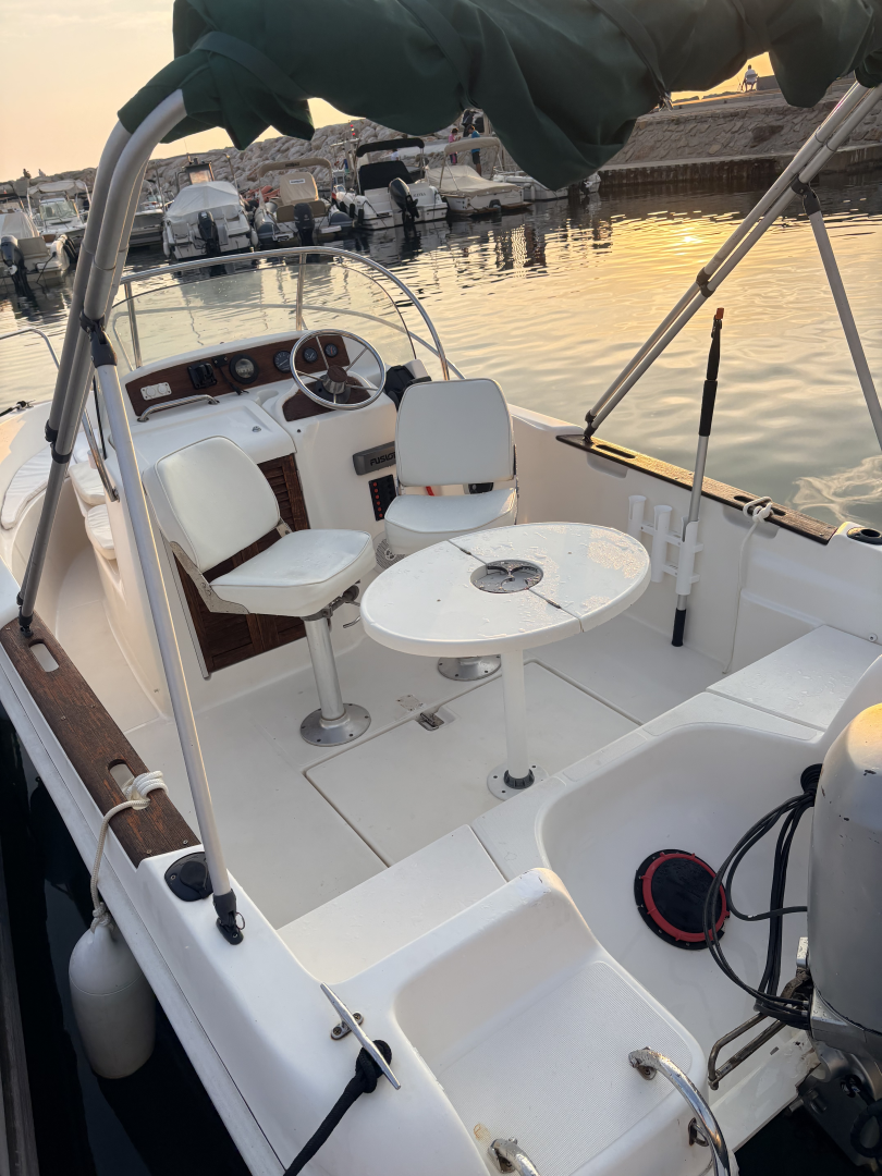 Motorová loď k pronájmu v Six-Fours-les-Plages za nejlepší cenu