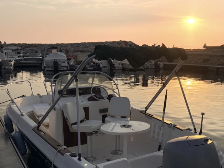 Jeanneau Cap Camarat 5,45WA jednotlivci a charterové společnosti v Six-Fours-les-Plages