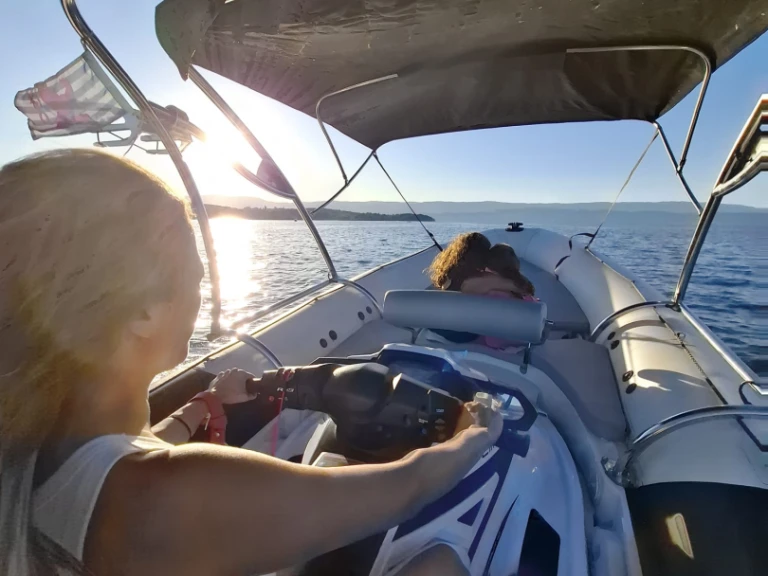 Pronajmout si Sealver Waveboat 575 v Yvoire