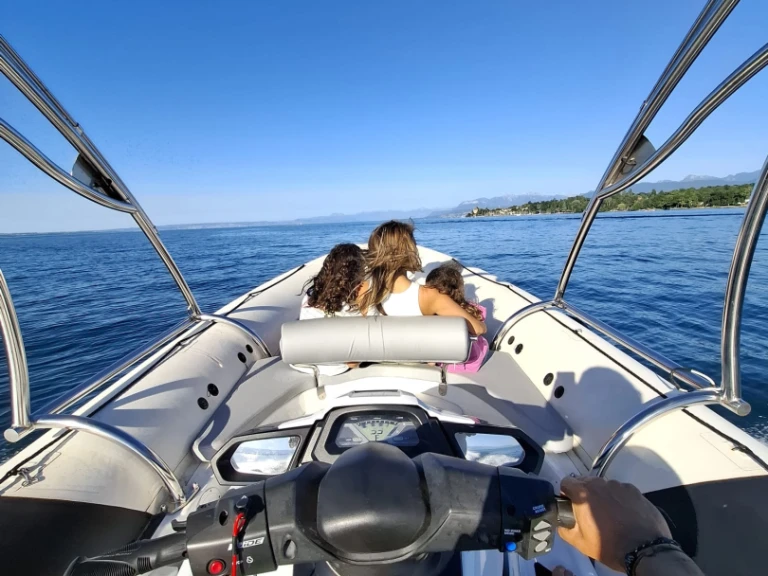 Pronájem jachty v Yvoire -Sealver Waveboat 575 na Samboatu