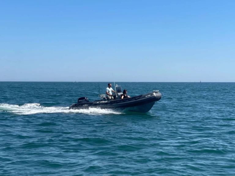 Polotuhá loď k pronájmu v Les Sables-d'Olonne za nejlepší cenu
