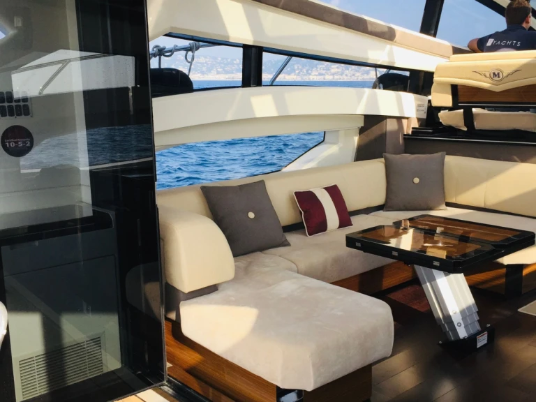 Marquis 500 jednotlivci a charterové společnosti v Saint-Tropez