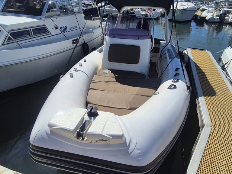 Polotuhá loď k pronájmu v Arcachon za nejlepší cenu