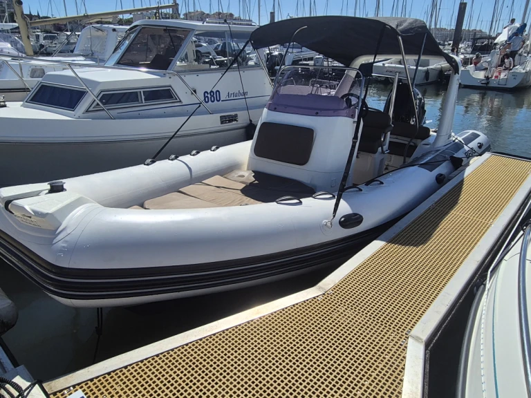 Brig Eagle 650 jednotlivci a charterové společnosti v Arcachon