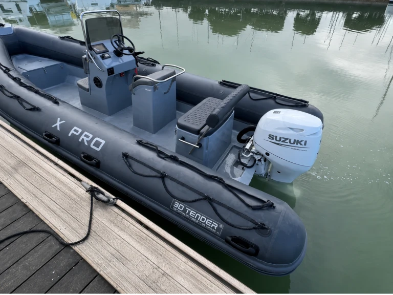 3D Tender X Pro 589 jednotlivci a charterové společnosti v La Trinité-sur-Mer