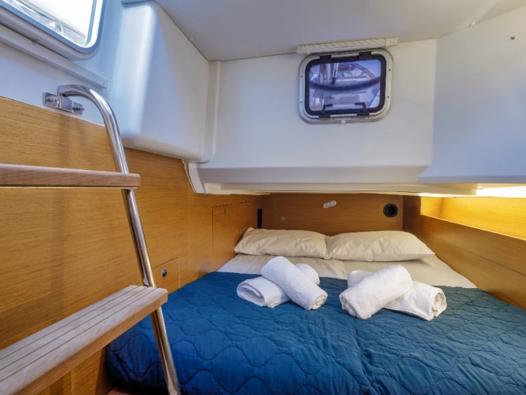 Pronajmout si Jeanneau Sun Loft 47 v Nidri