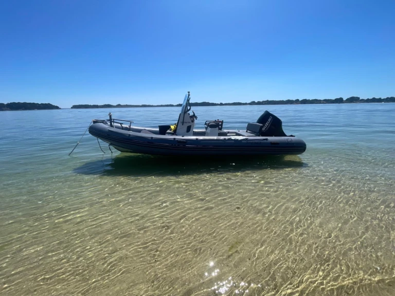 Pronájem Polotuhá loď v Baden -Zodiac Pro 7