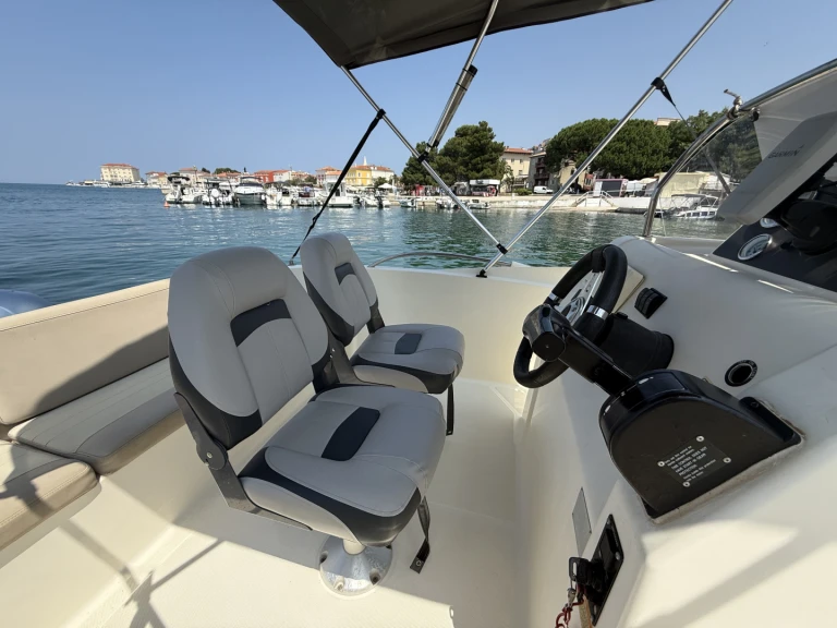 Pronajmout Motorová loď se skipperem či ne Quicksilver v Poreč