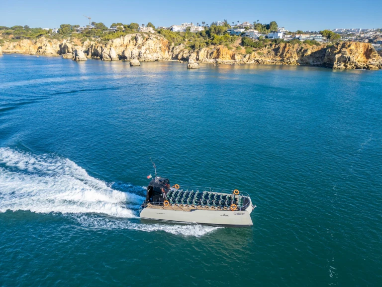 Pronajmout si drassanes Custom v Marina de Lagos