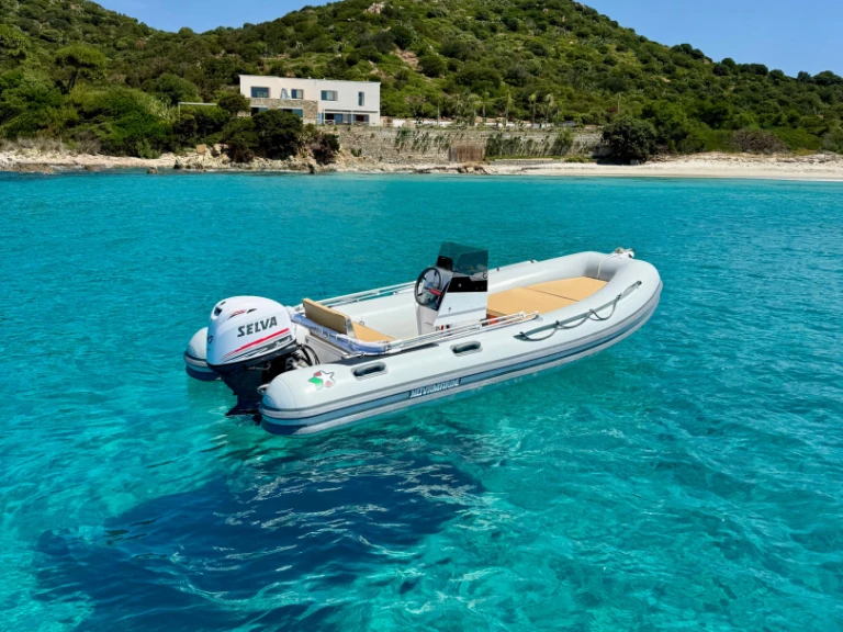 Novamarine RH460 jednotlivci a charterové společnosti v Villasimius