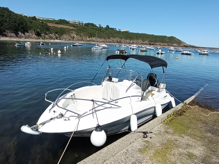 Pronajmout Motorová loď se skipperem či ne Quicksilver v Brest