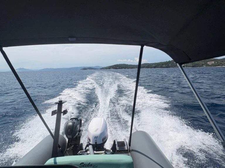 Polotuhá loď k pronájmu v Skiathos za nejlepší cenu