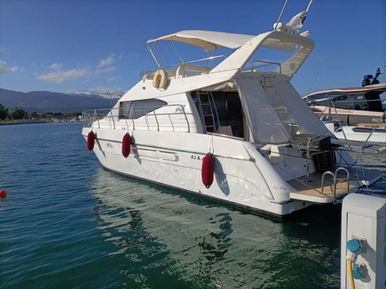 Azimut Azimut 40 jednotlivci a charterové společnosti v Porto-Vecchio