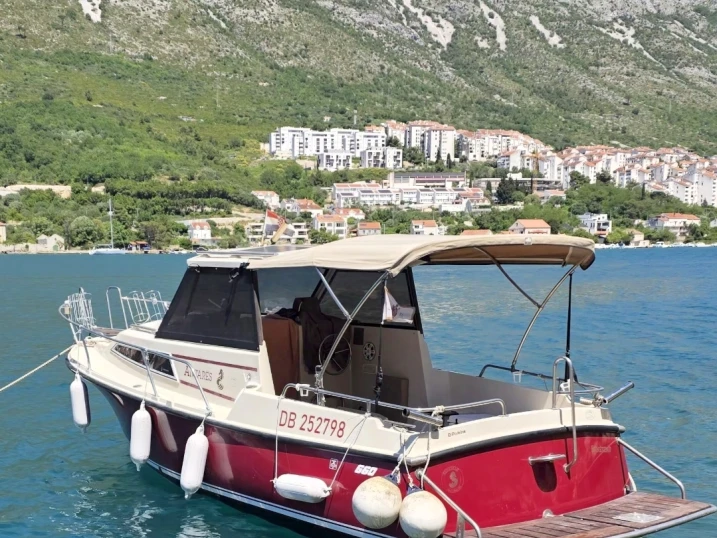 Pronajmout si Bénéteau Antares 660 v Dubrovník